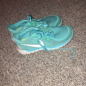 women’s nike tennis shoes